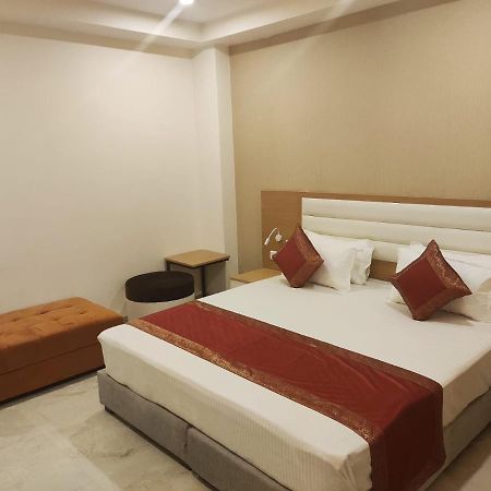 Hotel Xenia Варанаси Екстериор снимка