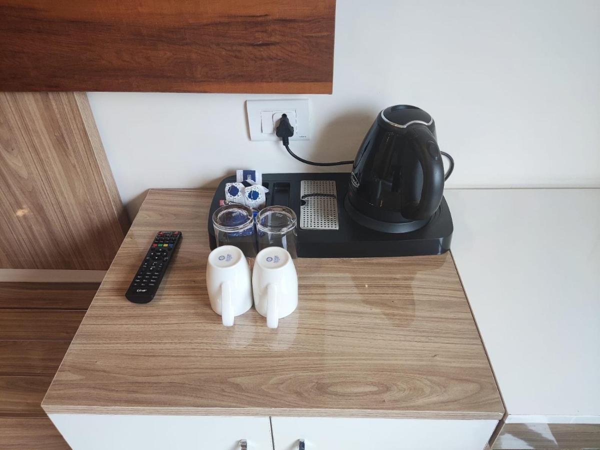 Hotel Xenia Варанаси Екстериор снимка