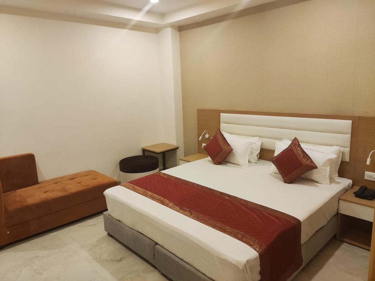 Hotel Xenia Варанаси Екстериор снимка