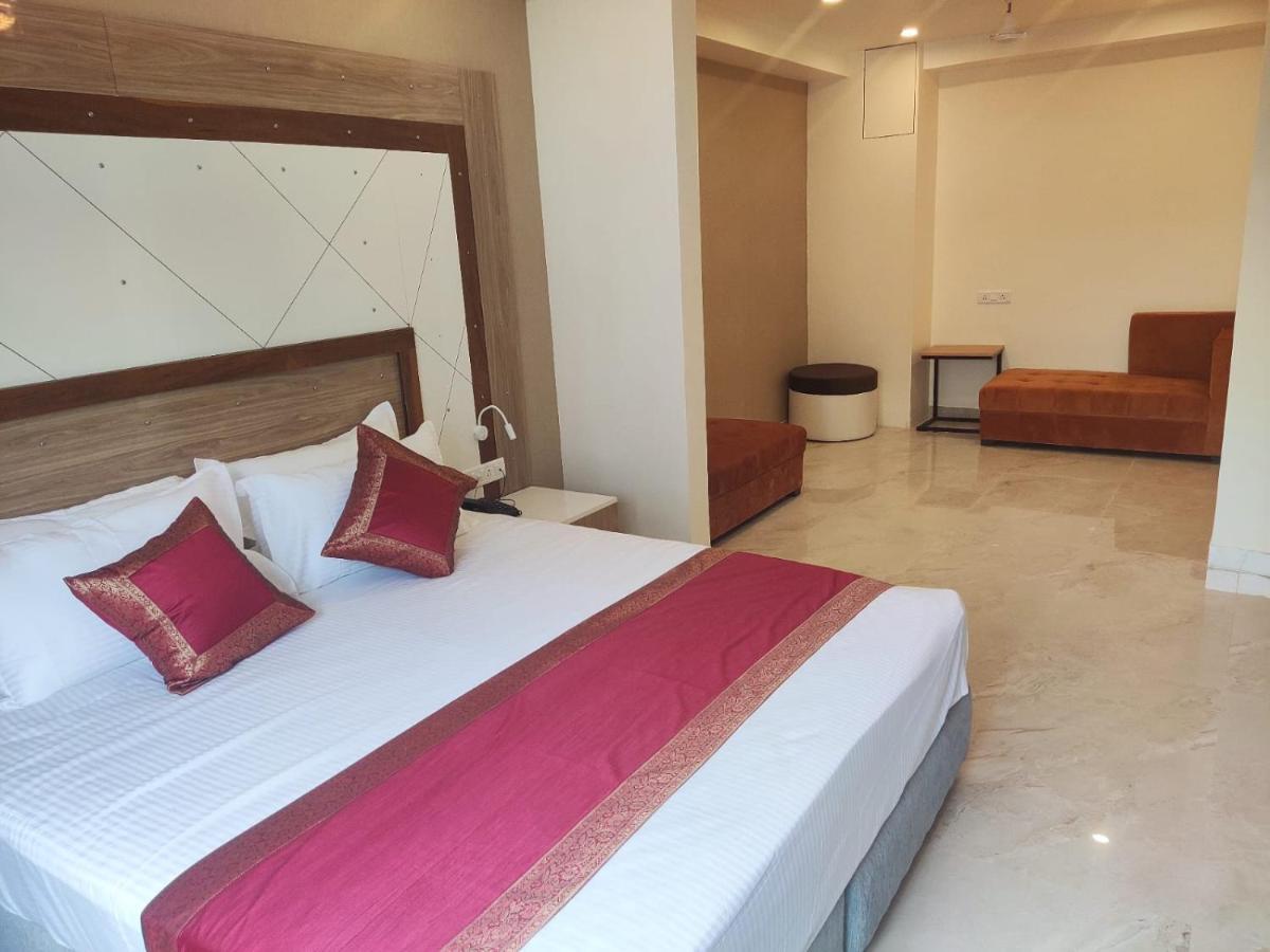 Hotel Xenia Варанаси Екстериор снимка