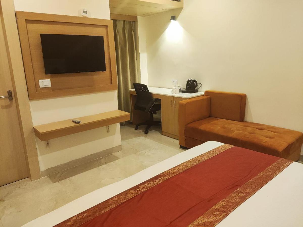Hotel Xenia Варанаси Екстериор снимка