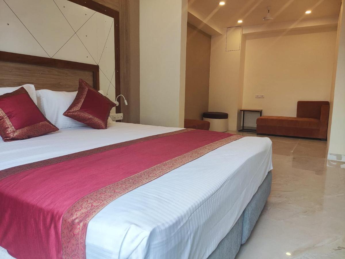 Hotel Xenia Варанаси Екстериор снимка