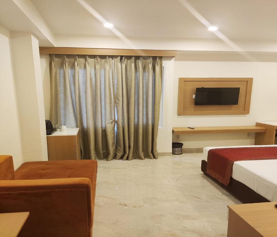 Hotel Xenia Варанаси Екстериор снимка