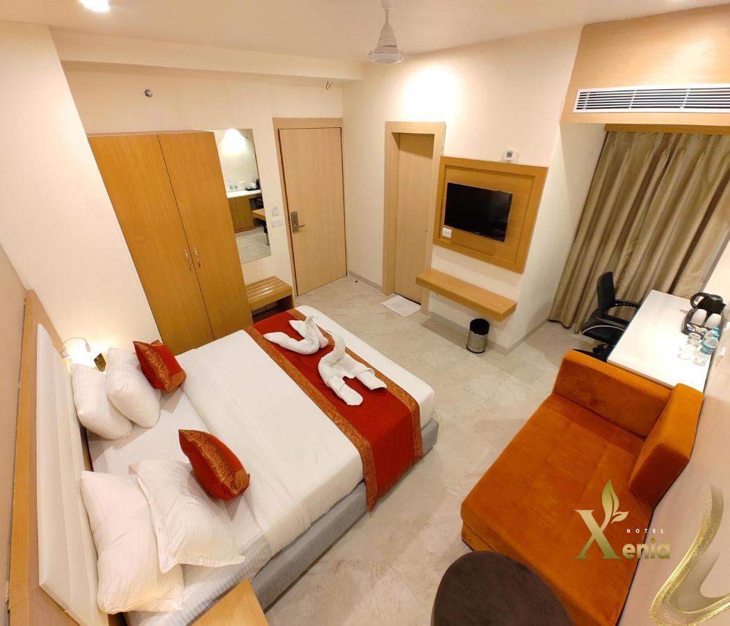 Hotel Xenia Варанаси Екстериор снимка