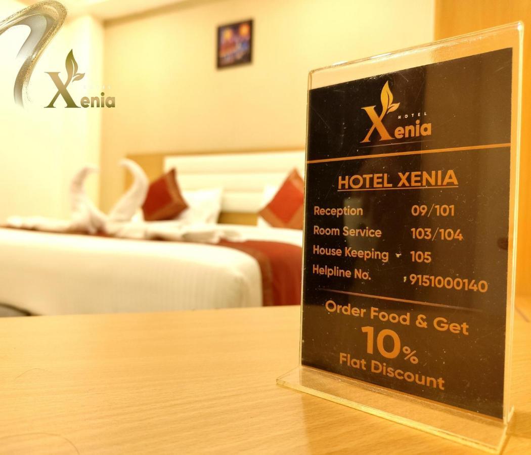 Hotel Xenia Варанаси Екстериор снимка