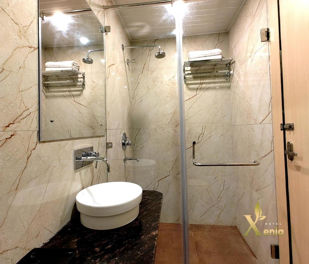 Hotel Xenia Варанаси Екстериор снимка