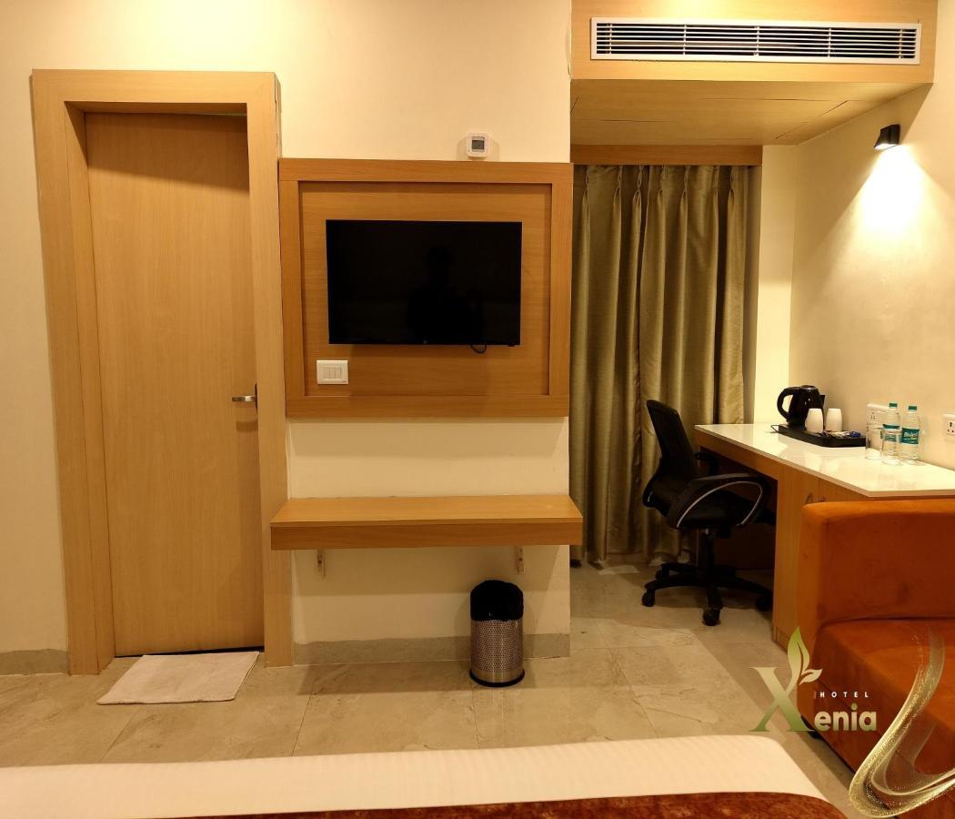 Hotel Xenia Варанаси Екстериор снимка