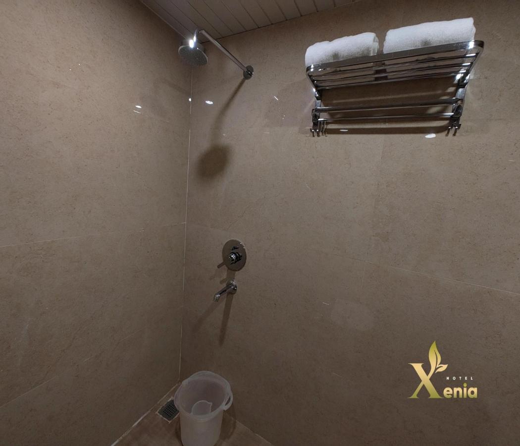 Hotel Xenia Варанаси Екстериор снимка