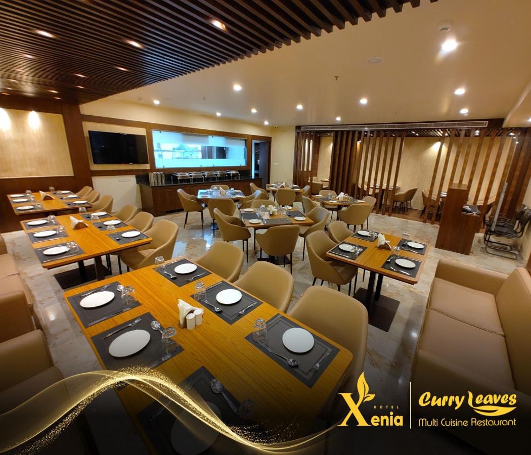 Hotel Xenia Варанаси Екстериор снимка