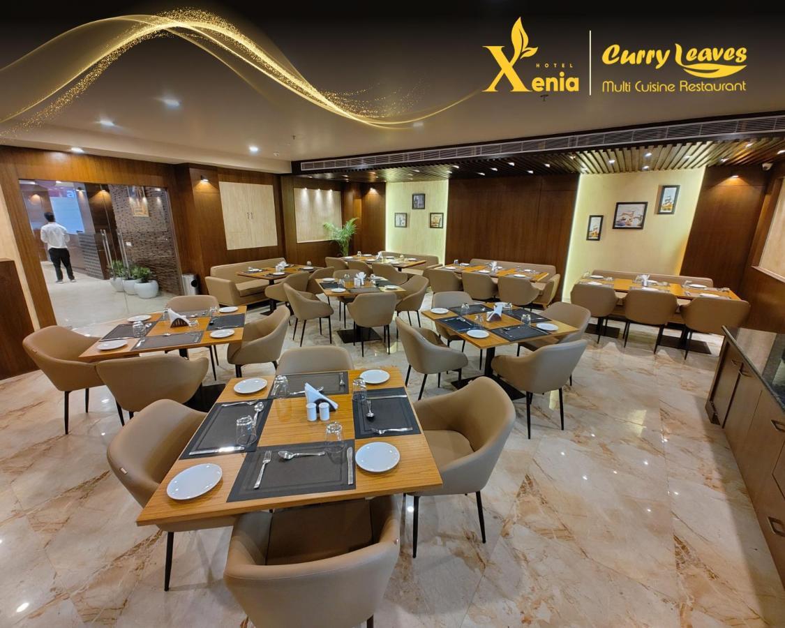 Hotel Xenia Варанаси Екстериор снимка
