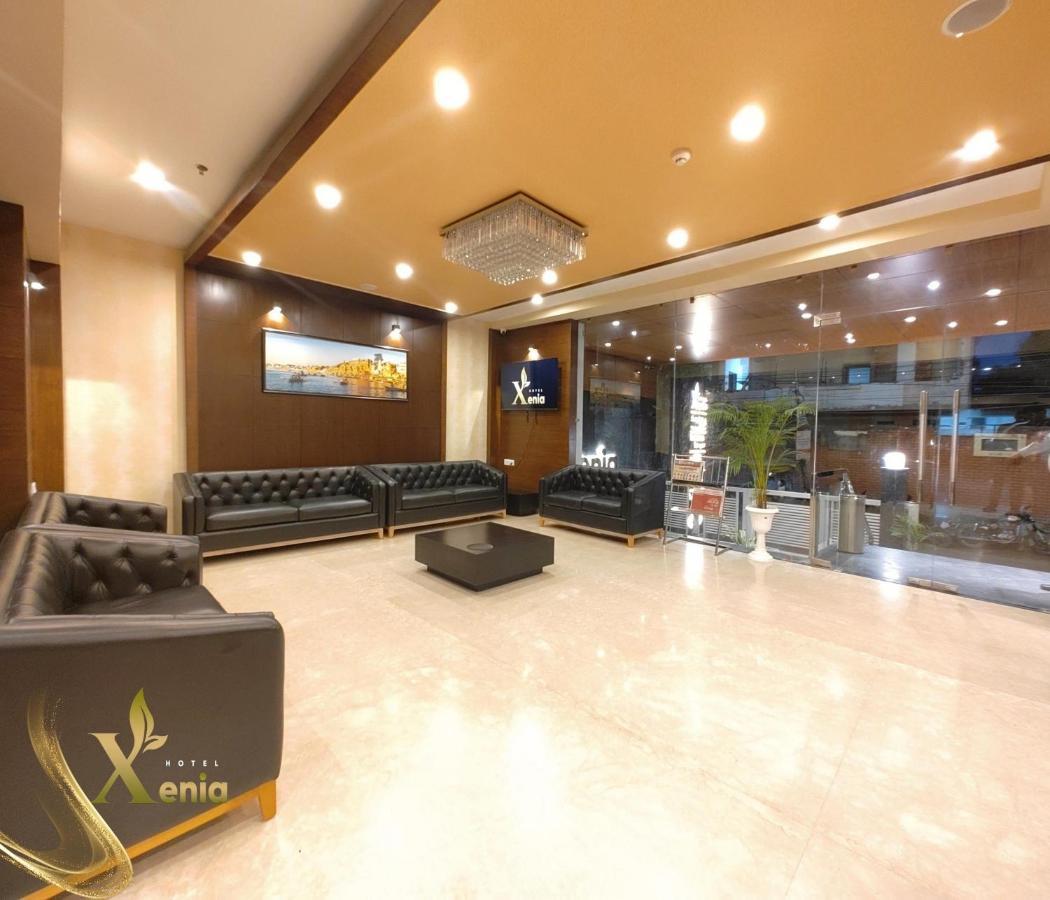 Hotel Xenia Варанаси Екстериор снимка