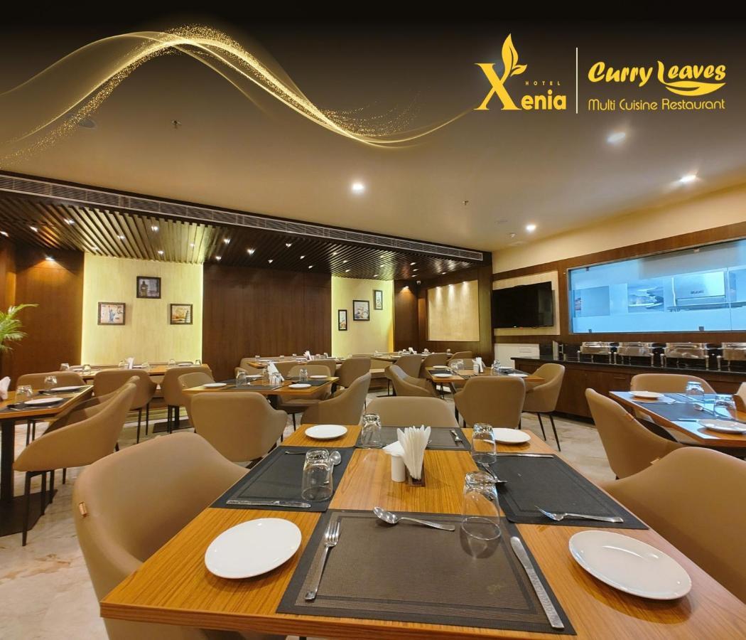 Hotel Xenia Варанаси Екстериор снимка