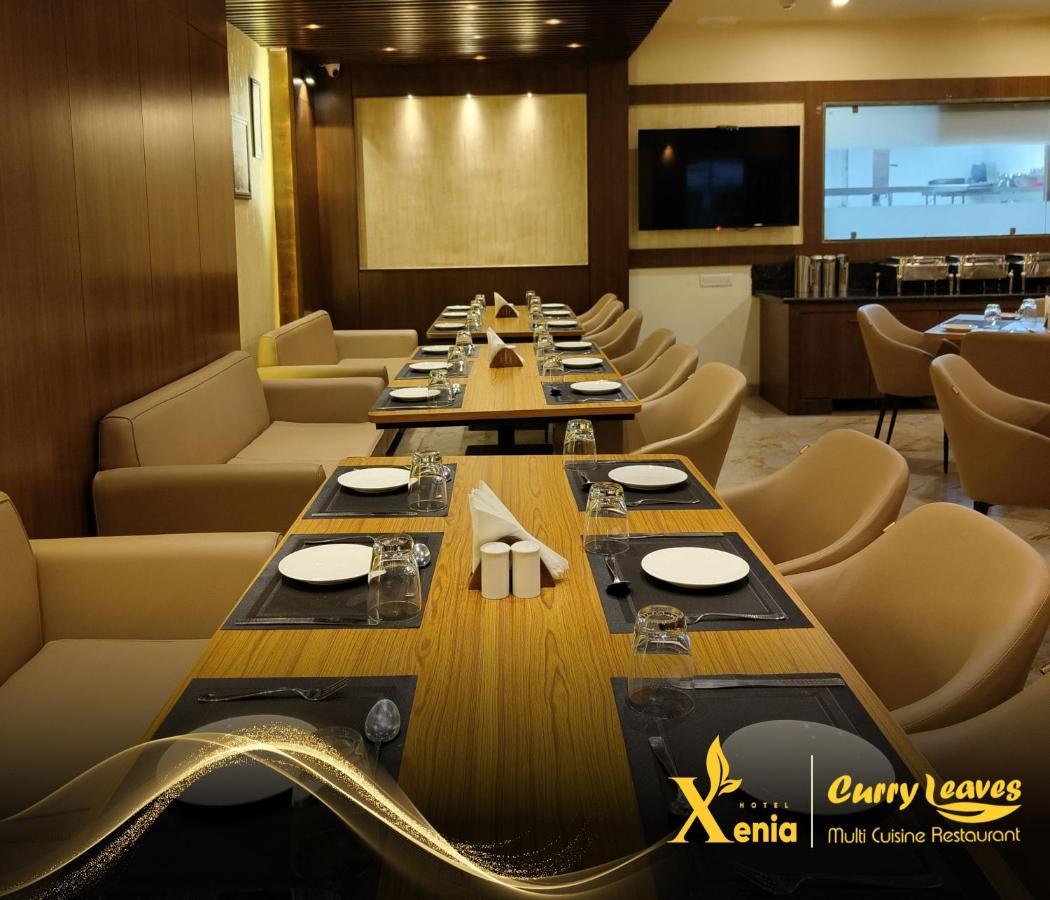 Hotel Xenia Варанаси Екстериор снимка