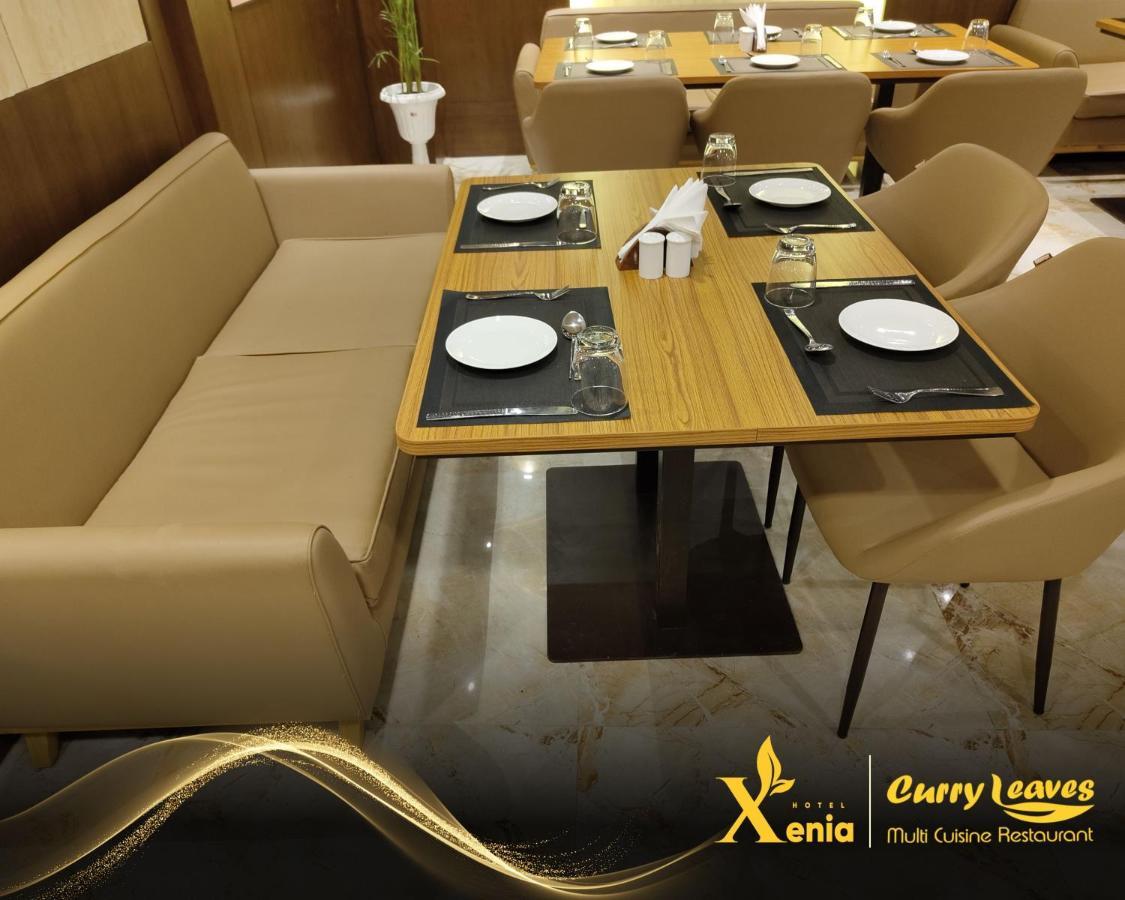 Hotel Xenia Варанаси Екстериор снимка